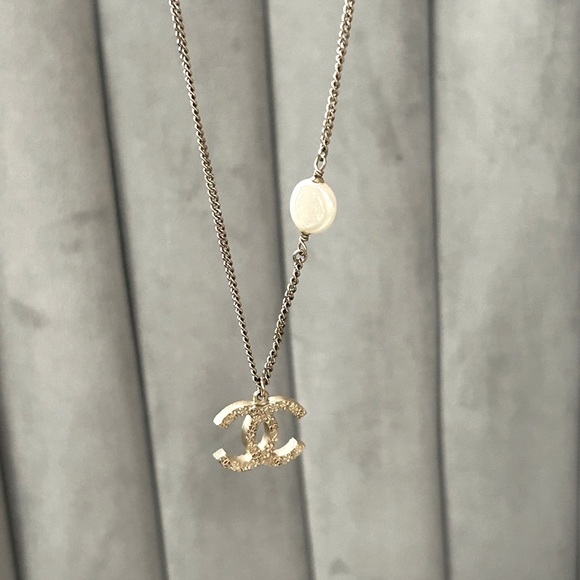 Authentic Chanel gold tone necklace with faux pearl - Picture 4 of 7